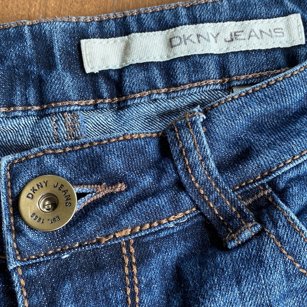 Women’s DKNY Wide Leg Cropped Jeans. Size 8. Like New. - Picture 4 of 10